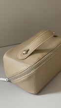 Cargar y reproducir el video en el visor de la galería, Cosmetic Bags
