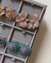 Cargar y reproducir el video en el visor de la galería, Lidia Earrings
