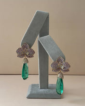 Cargar y reproducir el video en el visor de la galería, Iris Earrings
