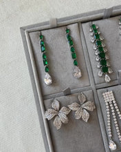 Cargar y reproducir el video en el visor de la galería, Amelie Earrings
