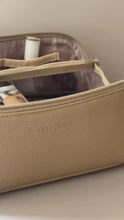 Cargar y reproducir el video en el visor de la galería, Cosmetic Bags
