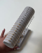Cargar y reproducir el video en el visor de la galería, Alphabet Gold Bracelet
