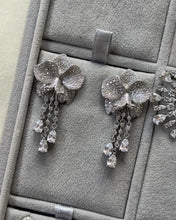Cargar y reproducir el video en el visor de la galería, Anastasia Earrings
